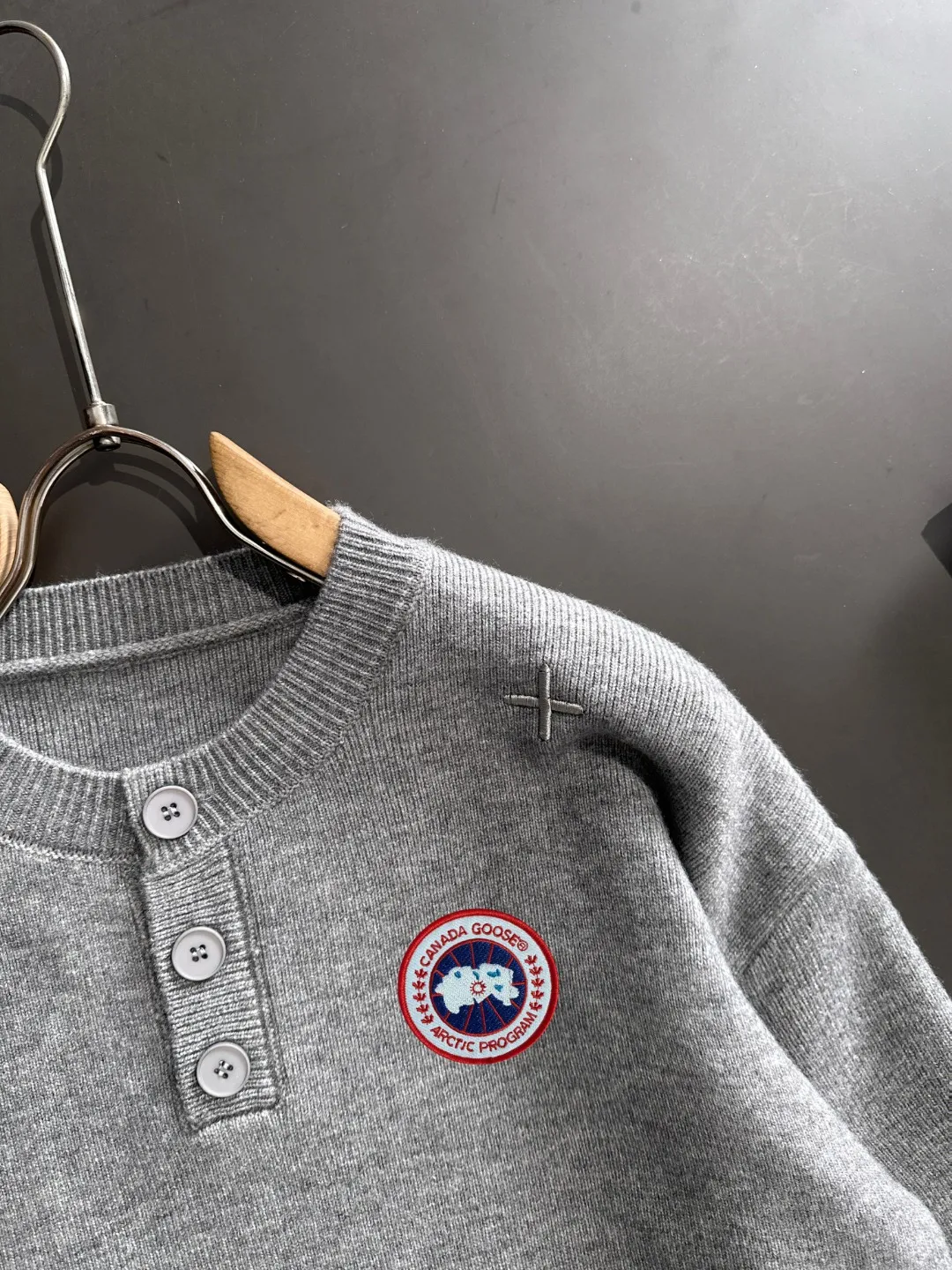 Next day shipping P360 Big Goose 2025 official website latest winter sweater, popular items are on sale at the counter simultaneously! Specially made of wool blended fabric. It feels comfortable and can be directly in contact with the skin. The logo badge is exquisitely embroidered, which is extremely eye-catching! The details highlight the fashionable charm of big brands. Exquisite workmanship. Three-dimensional cutting style. The wearing effect is invincible and handsome! All three standards are complete! Size: M-2XL